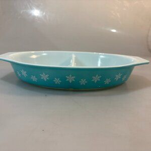 Pyrex Snowflake 1.5 Qt White on Turquoise Divided Serving Dish 27 Made in USA